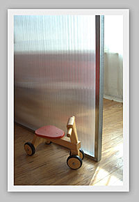 Création d'une chambre pour enfant dans un petit espace, avec cloison translucide